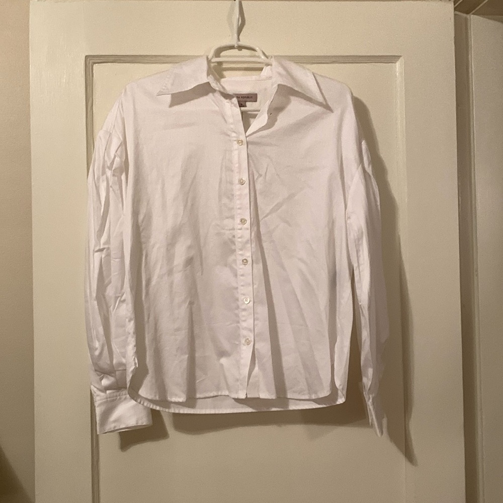 Womens Banana Republic White Button Up Blouse with balloon sleeves. Size small